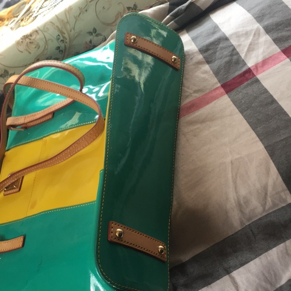 Dooney and Bourke patten leather and leather handle bag - Picture 4 of 9